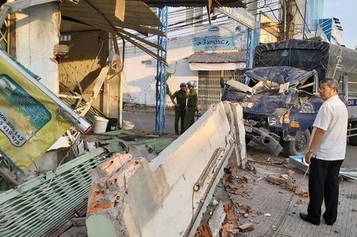 Xe tải đâm sập hàng phở, chủ quán tử vong