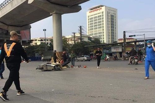 Hà Nội: Ô tô tải cuốn xe máy vào gầm, hai ông cháu tử vong