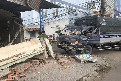 Xe tải tông sập quán phở, nữ chủ quán tử vong