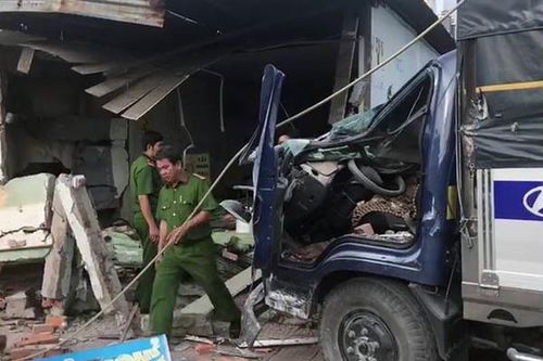 Xe tải lao vào hàng phở, nữ chủ quán chết thảm