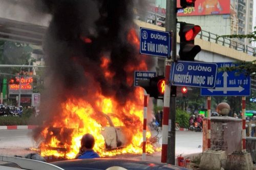 Hà Nội: Ôtô bốc cháy sau khi va chạm khiến một người tử vong