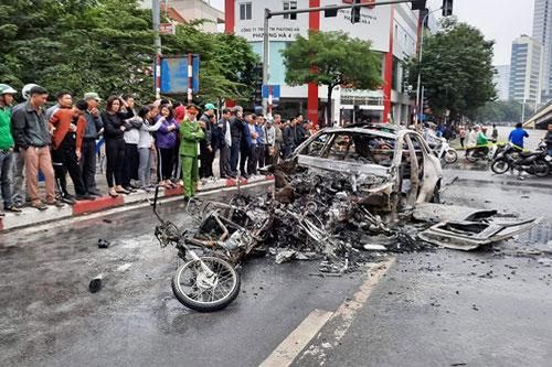 Hà Nội: Tông 2 xe máy và 1 xe đạp điện, xe Mercedes bốc cháy, 1 người tử vong