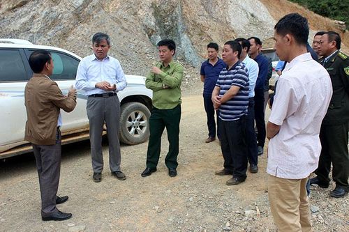 Đồng chí Lò Văn Tiến, Phó Chủ tịch UBND tỉnh kiểm tra tiến độ dự án đường Na Sang - Huổi Mí - Nậm Mức - thị trấn Tủa Chùa - Huổi Lóng