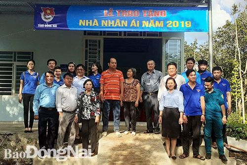 Trao tặng căn nhà nhân ái tại xã Phú Tân