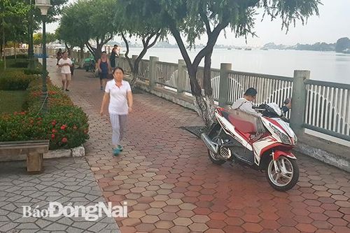 Chiếm lối đi bộ công cộng trong công viên