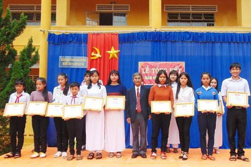 Thầy hiệu trưởng tận tâm với nghề