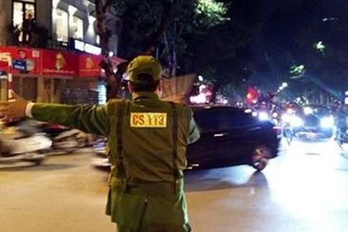 Ra quân chống đua xe tại Hồ Hoàn Kiếm sau trận Việt Nam hòa Thái Lan