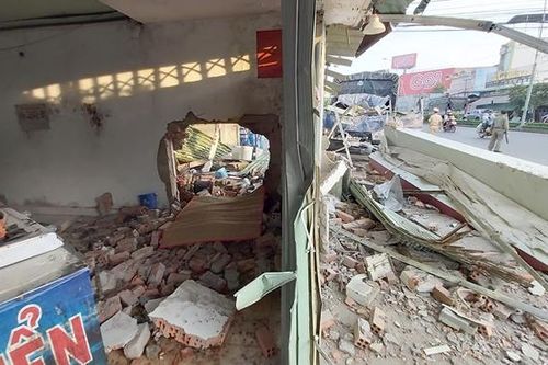 Xe tải tông sập quán phở, một phụ nữ tử vong