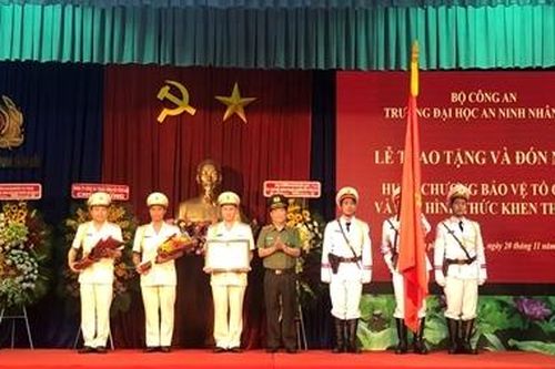 Thứ trưởng Nguyễn Văn Sơn chúc mừng các Nhà giáo Đại học ANND