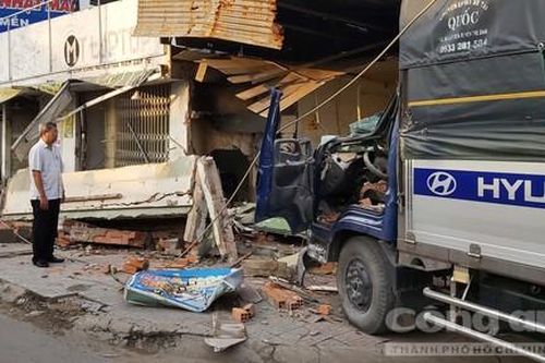 Xe tải tông sập quán phở trên QL60, chủ quán chết tại chỗ