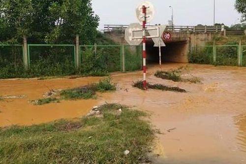 Ngừng cấp nước vì 'vỡ' đường ống dẫn nước sạch sông Đà