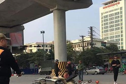 Hà Nội: Kinh hoàng xe tải cuốn xe máy vào gầm, hai ông cháu bị cán tử vong