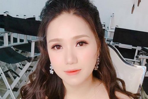 Thùy Chi trông như nữ sinh nhờ style trang điểm tông hồng