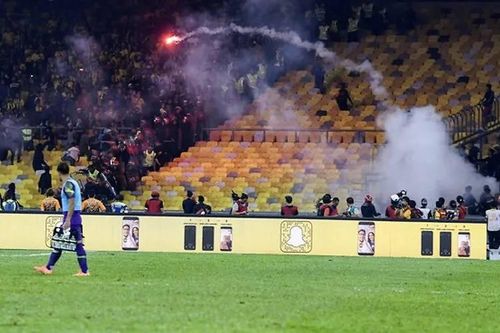 41 CĐV bị bắt vì đốt pháo sáng trên sân Bukit Jalil