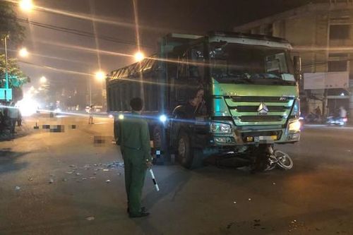 Xe tải cuốn 2 vợ chồng vào gầm