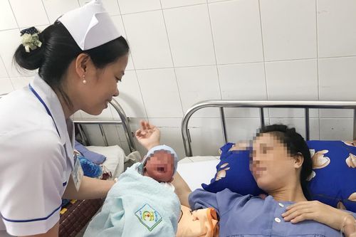 Cứu mẹ con sản phụ nhau cài răng lược