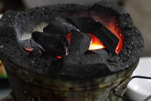Cả gia đình nhập viện do sưởi than