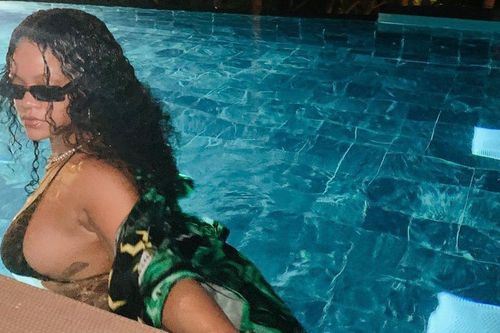 Rihanna mặc bikini khoe vòng một ngoại cỡ