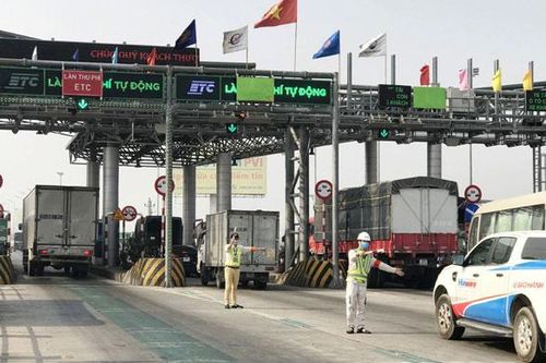 Xử phạt xe không dán thẻ đi vào làn thu phí không dừng: Quyết định gây tranh cãi