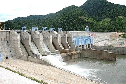 Lo an toàn vùng hạ du, hàng chục hồ chứa đang phải xả tràn