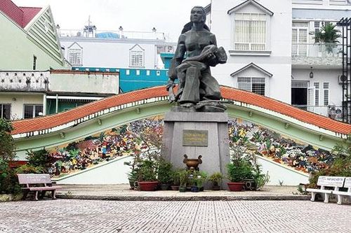 Về Chợ Giữa nghe ngày mới