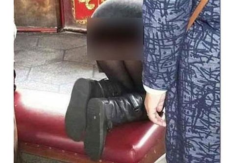 Quỳ rạp bái Phật, cô gái trẻ bị 'ném đá' dữ dội vì thứ tai hại này