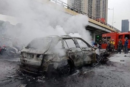 Công an tìm người nhà nạn nhân tử vong do xe Mercedes tông tại Hà Nội