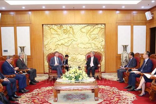 Trưởng ban Kinh tế Trung ương Nguyễn Văn Bình tiếp Phó Chủ tịch Tập đoàn dầu khí Total (Pháp)