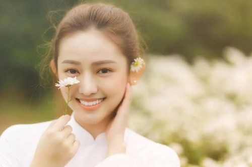 Hotgirl Thúy Vi ra tận Hà Nội để chụp hình cùng cúc họa mi và cái kết với bộ ảnh đẹp mơ màng
