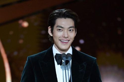 'Rồng Xanh 2019': Kim Woo Bin khỏe mạnh, cười rạng rỡ trên sân khấu sau 3 năm chống chọi với bệnh ung thư