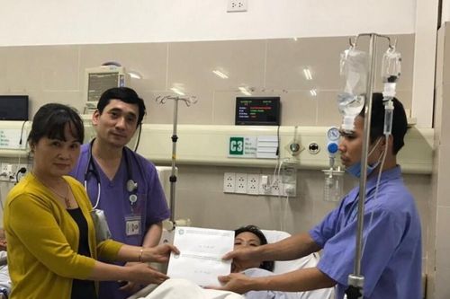 Bác sĩ đứng ra bảo lãnh điều trị cho nữ bệnh nhân bị đột quỵ ngay cửa phòng khám