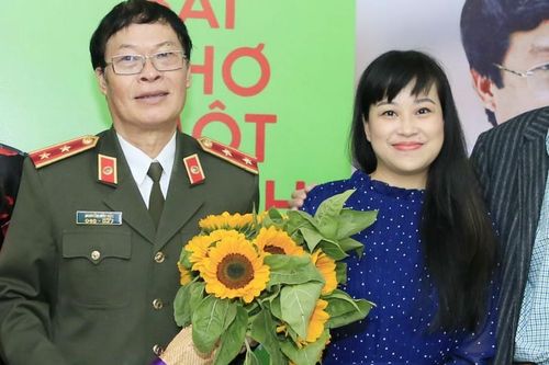 Nhà thơ Hữu Ước hát xẩm cùng Mai Tuyết Hoa trên sân khấu
