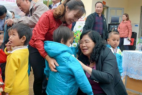 Khởi động chương trình 'Đông ấm áp - Cùng em đến trường'