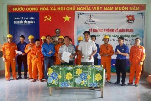 Thắp sáng đường quê