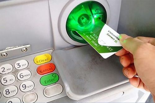 Vietcombank áp dụng mức phí mới dịch vụ rút tiền qua ATM