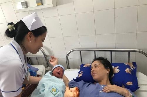Cứu sống mẹ con sản phụ bị nhau cài răng lược cực nặng