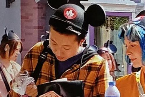 Con rơi Thành Long hết lòng với bạn đời