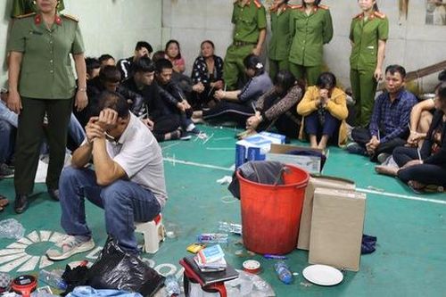Phá ổ cờ bạc khủng dưới... hầm nhà