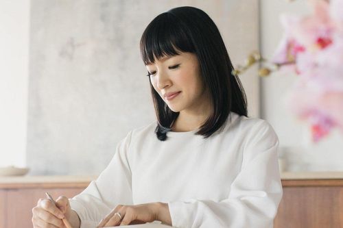 'Thánh nữ dọn nhà' bị ném đá vì bán thứ từng khuyên người ta vứt đi