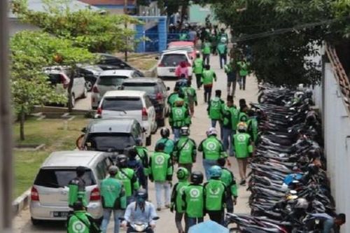 Hàng chục tài xế xe ôm 'đột kích' bệnh viện đòi thi thể bé sơ sinh
