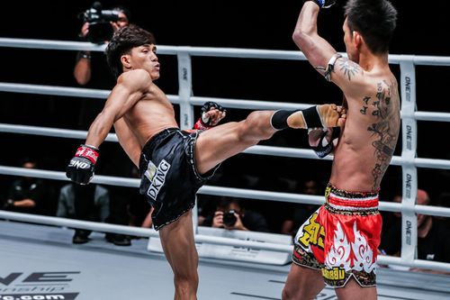 Duy Nhất tung đòn đá knock-out đối thủ Nhật Bản