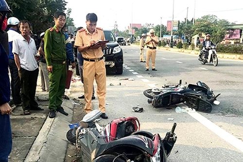 Hà Tĩnh: Va chạm giữa ô tô và 2 xe máy, 2 người thương vong