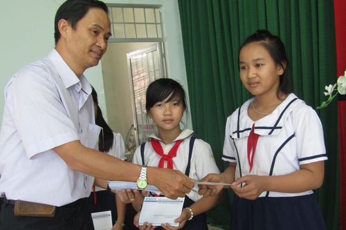 Báo SGGP trao học bổng cho học sinh nghèo hiếu học tỉnh Tây Ninh