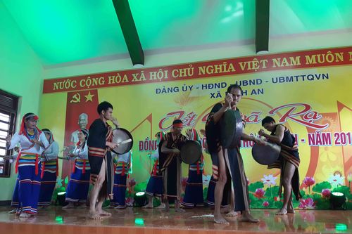 Quảng Ngãi: Người Cor ở Thọ An vui tết Ngã rạ