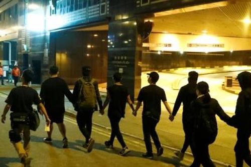 8 người biểu tình ở Hong Kong đầu hàng cảnh sát