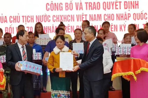 70 công dân Lào hân hoan đón nhận Quốc tịch Việt Nam