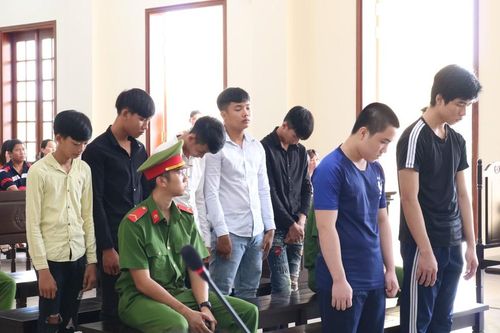 Nhóm thanh, thiếu niên vác mã tấu chém bạn để trả thù