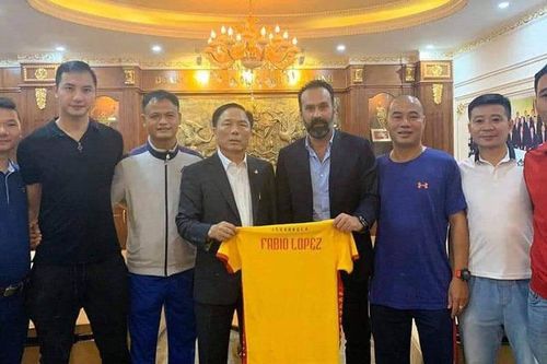 Trụ hạng thành công, Thanh Hóa mời HLV Italia