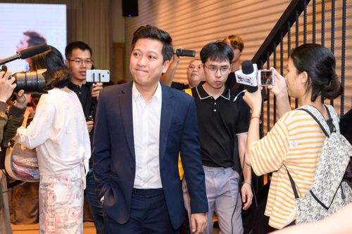 Sao Việt ngày 21/11: Hoàng Thùy đáp trả nghi vấn nâng ngực: 'Ai nghi ngờ về nhà tôi, tôi cho sờ thử'