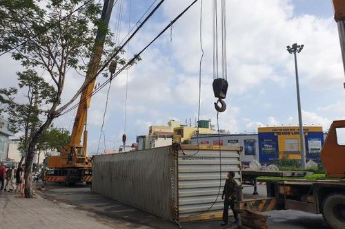 Xe đầu kéo lật ngang giữa vòng xuyến